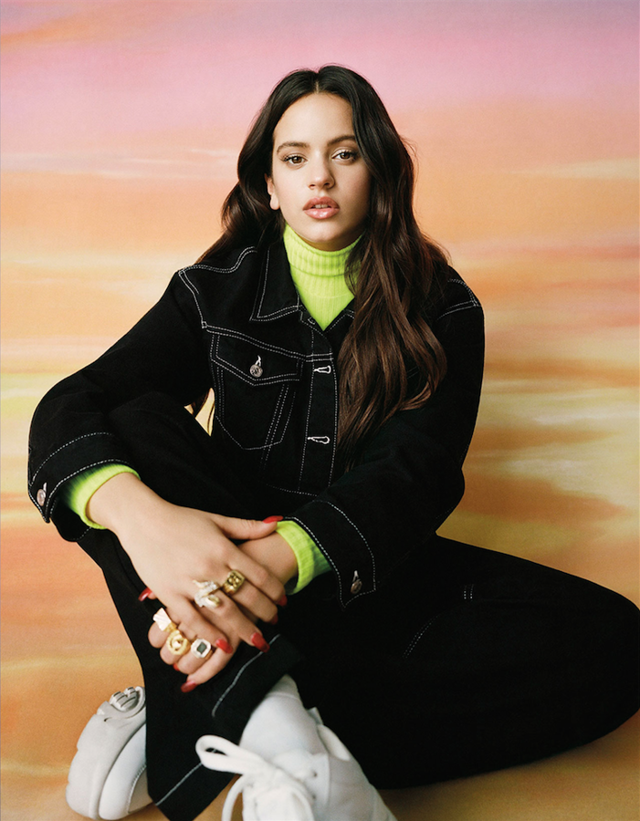 Un tandem que nos alucina totalmente: vaqueros de pata elefante y tiro alto (puro 90's) y cazadora “crop” (la torera de toda la vida), ambos con costuras en contraste. Dos prendas fantásticas por 35,99 euros cada una.