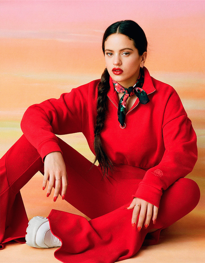 Rosalía la lleva con unos pantalones negros para redoblar el efecto color y apoyamos la estrategia. Esta sudadera se sale de la horma típica gracias al cuello alto y la cremallera que lo remata y un largo escueto, hasta la cintura. Precio: 22,99 euros.