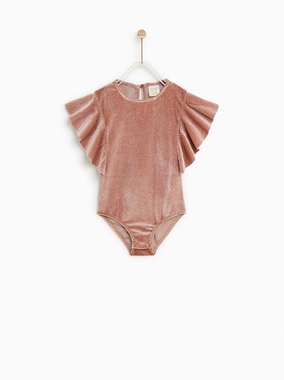 Body terciopelo rosa con mangas con detalle de volantes: 15,95€ en Zara Kids
