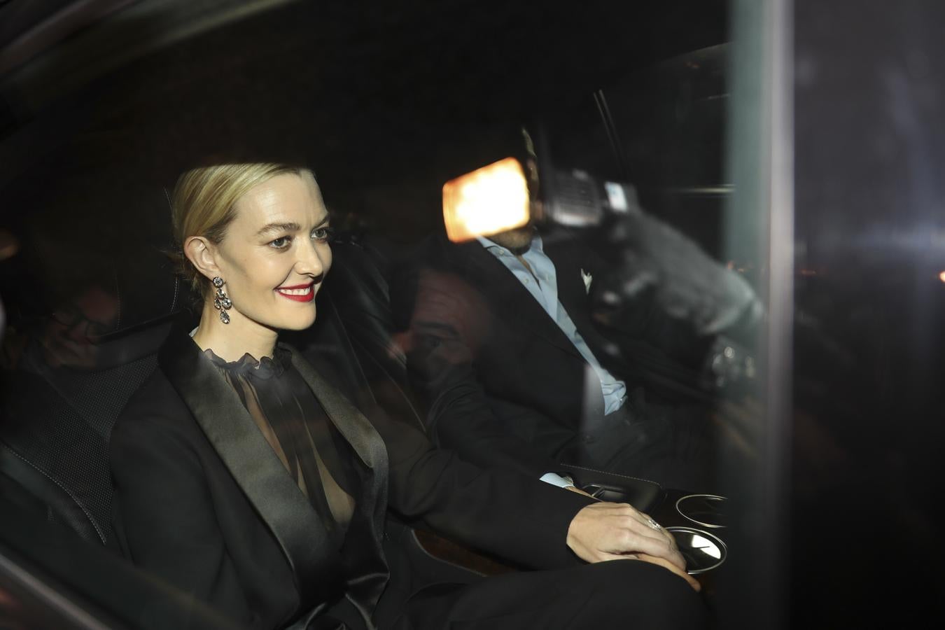 Marta Ortega ha elegido un traje de esmoquin negro con una blusa debajo de gasa transparente muy sexy.