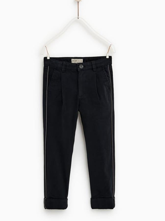Pantalones estilo chinos en negro con vivos laterales: 17,95€ en Zara Kids