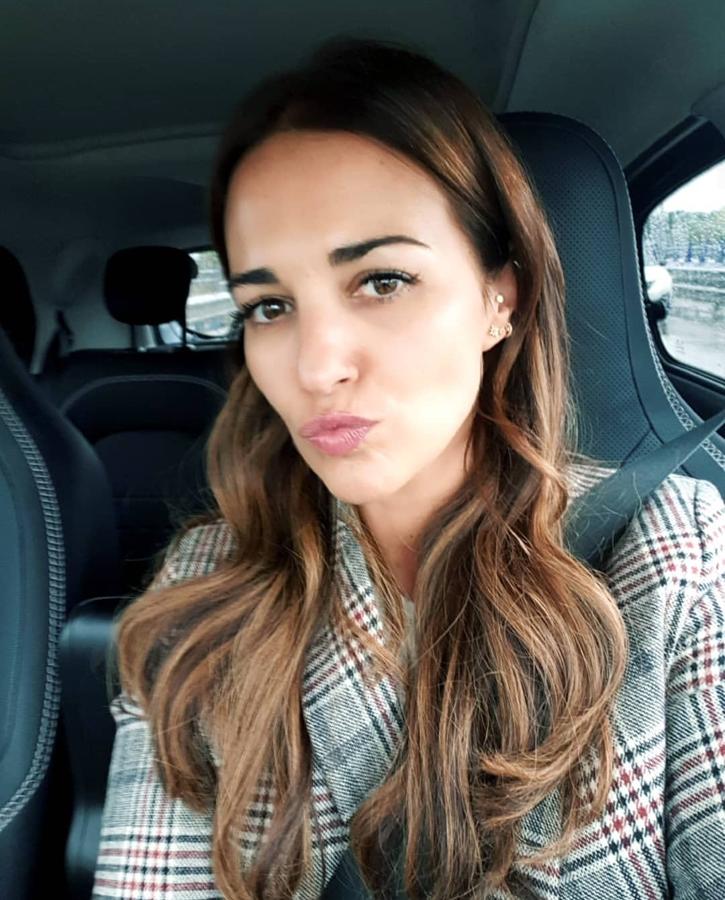 Paula Echevarría ha preferido dar la bienvenida al otoño  aclarando su melena  con reflejos dorados. Un detalle, que junto con sus ondas marcadas en las puntas, da aún más volumen visual a su melena.