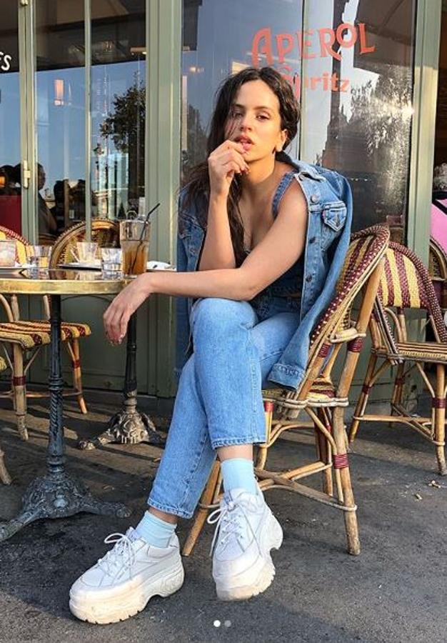 Vaqueros, top y chaqueta de tejido vaquero para un viaje de la cantante a París.