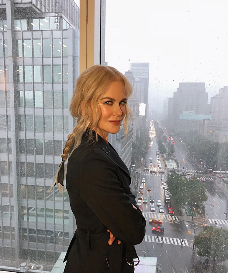 Kidman es una de esas actrices que suele renunciar a las extensiones para lucir su pelo cien por cien natural. No queda apenas rastro de su melenón pelirrojo y rizadísimo, pero sabe sacar partido a su melena gracias, sobre todo, a su naturalidad: nada de mechas, corte a capas para ganar volumen y cero bucles o peinados muy trabajados. Después de los 40 las planchas son nuestras amigas siempre que optemos por la naturalidad: ondas ligeramente marcadas que, a ser posible, parezcan nuestras. Si no te salen, lo mejor es que duermas con ellas y la almohada te ayude a deshacerlas e integrarlas. Con que las ayudes con un poco de producto al día siguiente bastará.