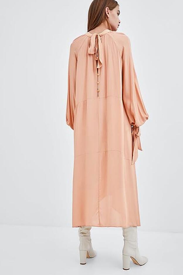 Así es la parte posterior del vestido de Zara que tan bien ha aprovechado Collage Vintage.