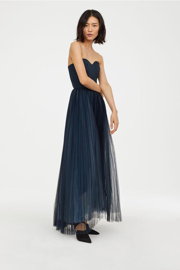 Maravilloso diseño en azul oscuro en algodón orgánico, con escote corazón y falda de tul (H&M, 249 euros). Un sueño de la colección Conscious Exclusive.