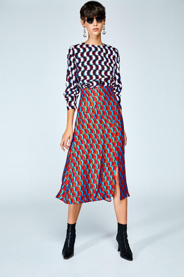 Somos fans absolutas de las faldas midi. Y esta ciombinación de colores es 100% favorecedora (39,99 euros).