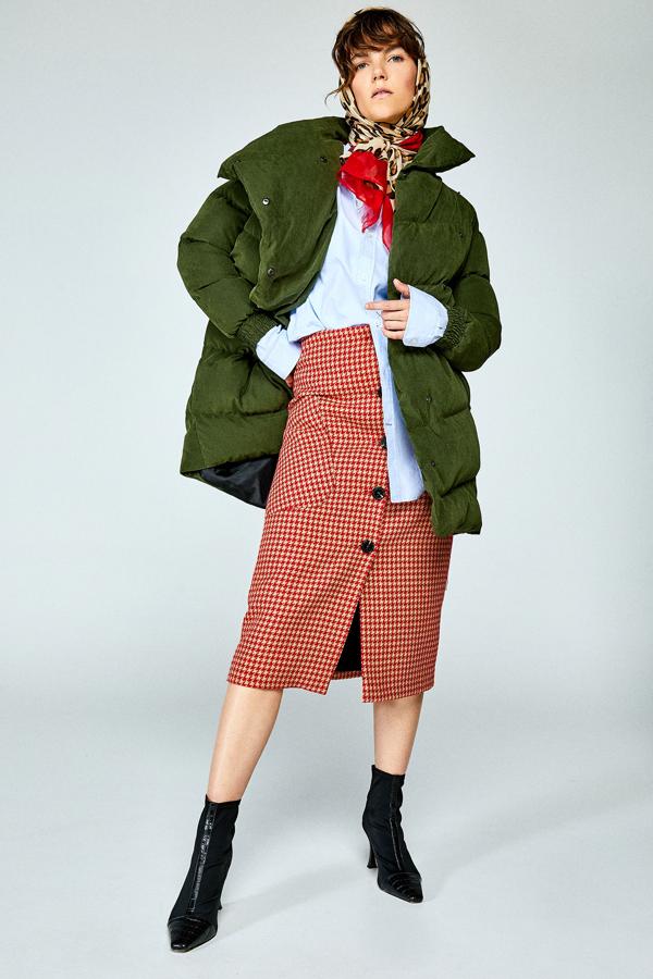 Este plumas tiene un twist que se sale de lo habitual. Y nos encanta el color verde hoja (69,99 euros).