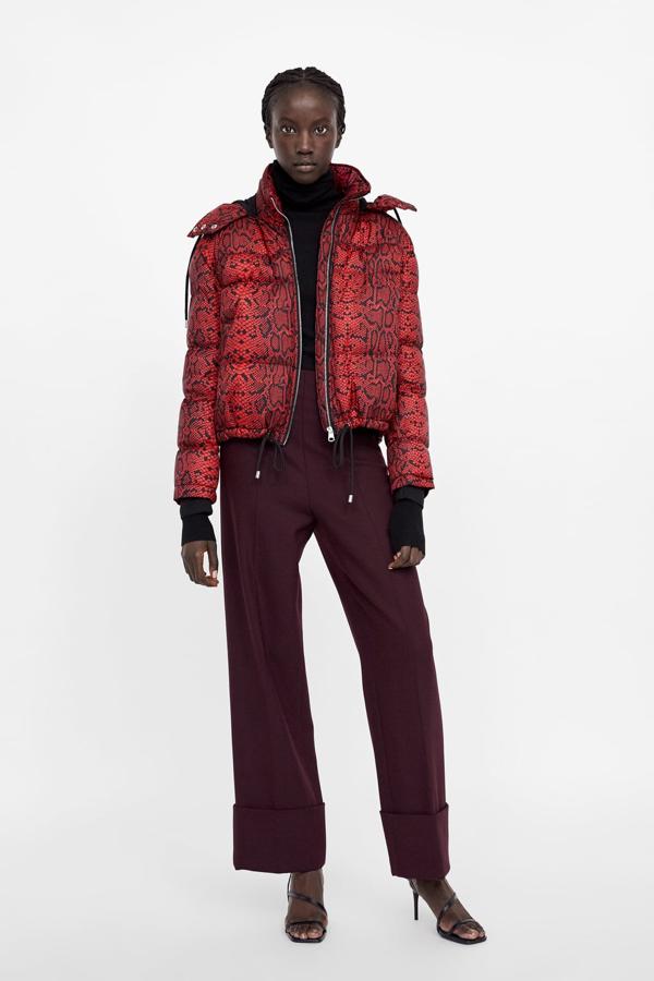 Cazadora acolchada con estampado 'animal print' de serpiente y capucha ajustable, 49,95 euros.