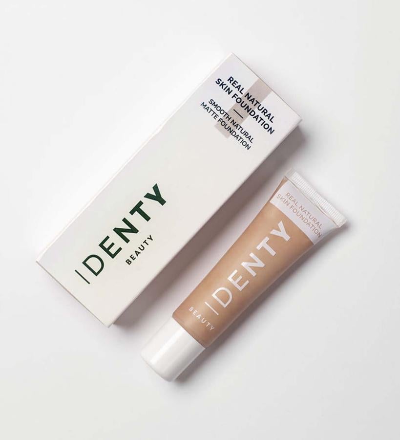 La nueva marca de maquillaje natural vegano, cruelty free y 100% libre de tóxicos que vio la luz el pasado mes de septiembre arranca su campaña Black Friday el jueves 22 a las 21.00h. Ofrecerá un 30% en toda su web (identybeauty.com) hasta el 26 de noviembre a las 00.00 h.  Real Natural Skin Foundation  (22 €) es su fondo de maquillaje natural con 99% de ingredientes naturales, disponible en seis tonos y apto para todo tipo de pieles.