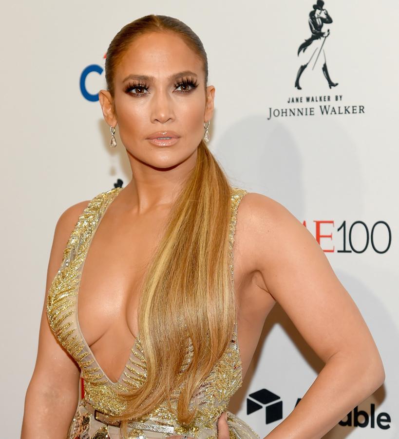 Ya sea moño o coleta, a JLo le gusta llevar su cara bien despejada para destacar más sus pestañas interminables. La raya en medio es perfecta para afinar visualmente los rasgos y el pelo sobre el pecho aporta un extra de sensualidad.