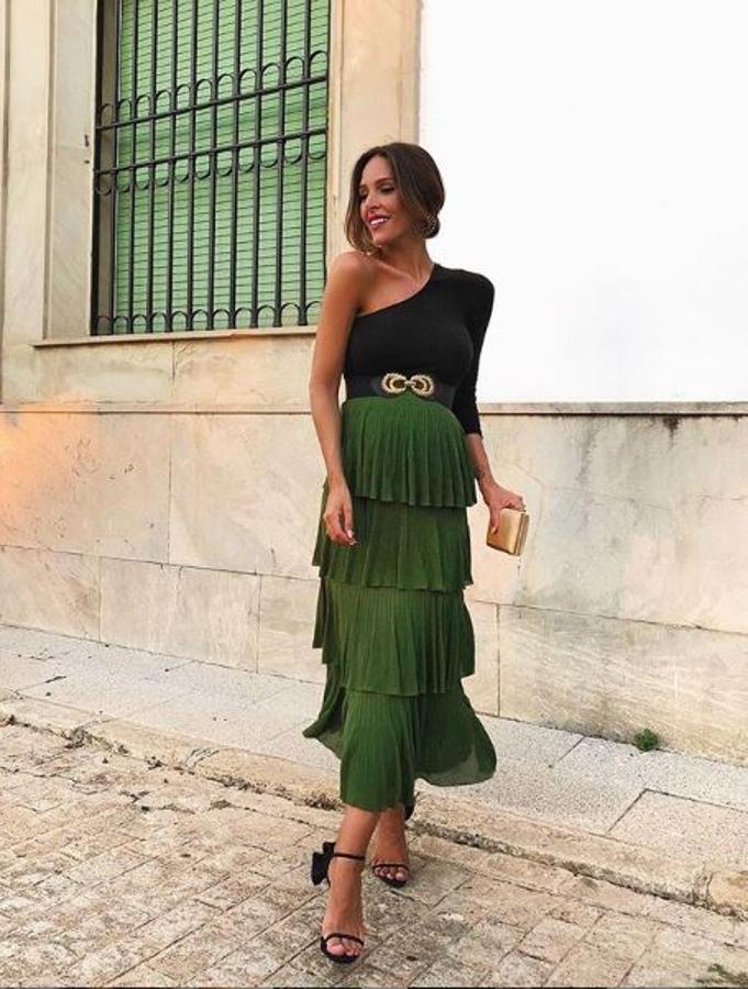 La falda que se agotó en Zara no se le escapó a la "influencer". Además, también sacaron la versión mum. Este look que llevó  para una boda  fue uno de los más comentados.
