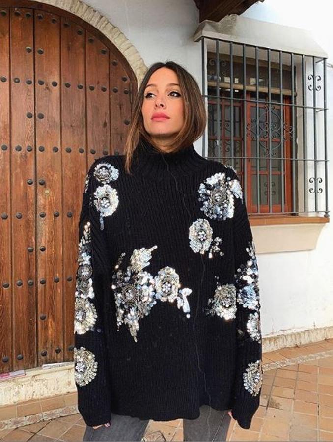 Que se lleven los jerseys "oversize" es una suerte para cualquiera, pero más si tienes una tripita de más de 8 meses, como es el caso de Rocío. Combinó este de Zara con unos pitillo en gris.