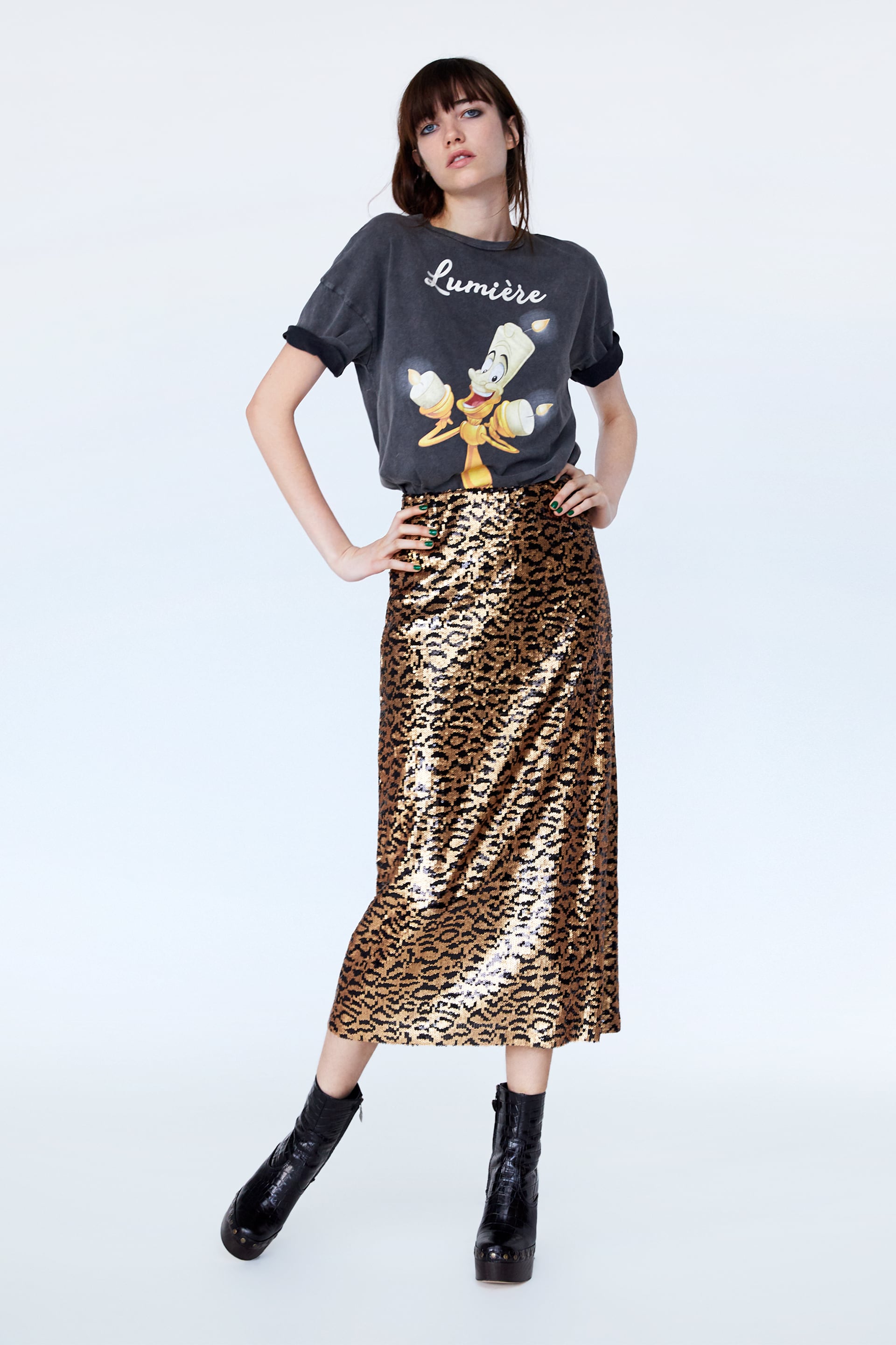 De  esta falda de Zara de leopardo y lentejuelas  (39.95 euros) ya te hemos hablado: aúna todas las tendencias de la temporada de una forma brillante, salvará todos tus looks de fiesta de estas Navidades y, además, es súper versátil, porque nos gusta tanto con un top lencero, como con una camiseta 'naive' como esta (15.95 euros).