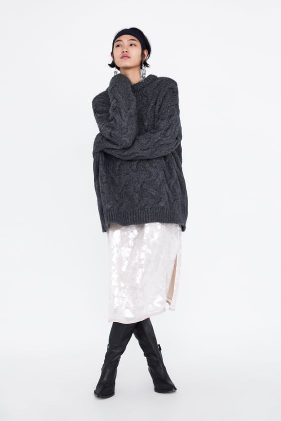 Y por último, este maravilloso vestido de maxi lentejuelas blancas (59.95 euros), que nos encanta pero no sabíamos bien cuándo ponernos, y al que descubrimos una segunda vida combinado con un jersey 'oversize' de ochos (29.95 euros)... ¡y nos fascina cómo queda!