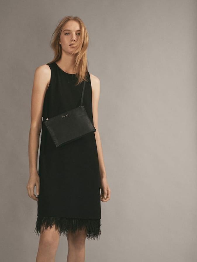 El adorno estrella de las fiestas que nos esperan a la vuelta de la esquina, con permiso de las lentejuelas. Aquí su presencia es ligera: remata el bajo del vestido, un diseño minimalista y sin mangas (75,95 euros)