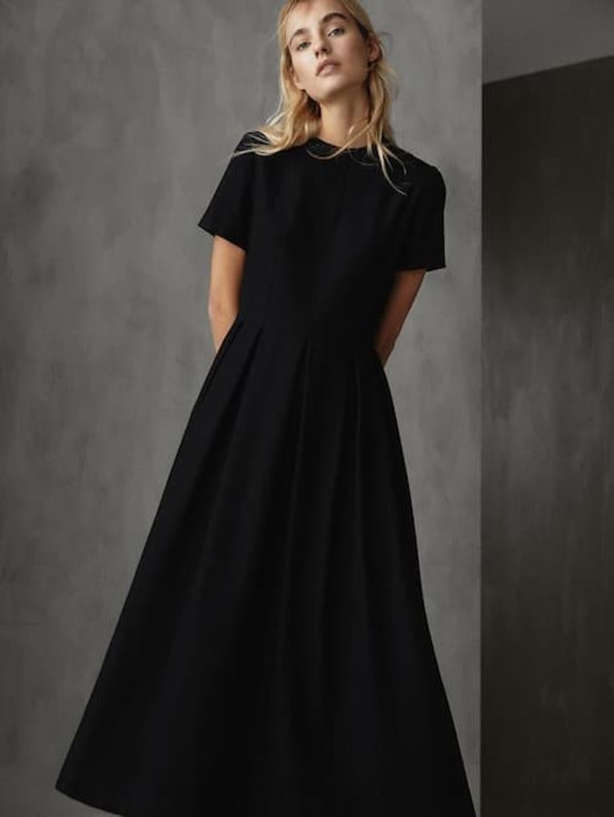 Uno de los favoritos de la selección: un diseño absolutamente sobrio en lana, con un corte evasé y unos pliegues a la cintura súper favorecedores (129 euros).