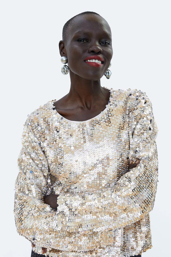 La reina de la fiesta. Con este jersey cuajado de lentejuelas tornasoladas te aseguramos que lo serás (39,95 euros)..