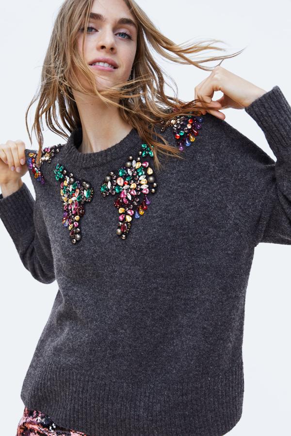 Los detalles de pedrería de colores de este jersey gris no nos pueden gustar más (59,95 euros).