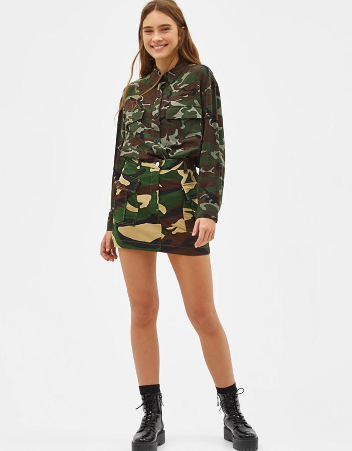 Nuestro look favorito de toda la minicolección: camisa (19,99 euros) y minifalda (19,99 euros) con estampado militar en contraste. Lo queremos ya.