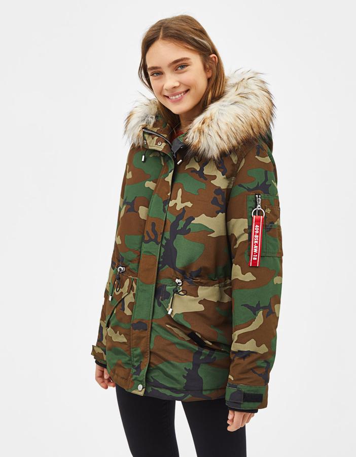Una de esas parkas que no te vas a quitar en todo el invierno de lo abrigada y cómoda que es, además de proponer un contraste genial en cualquier "look" que la acompañe (59,99 euros).