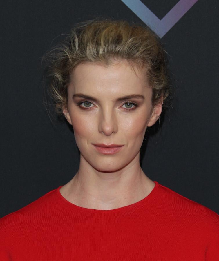 Ella también se decantó por un maquillaje muy natural en el que juega un papel muy importante su iluminador en todas las zonas clave. Unos labios en un todo suave y un ligero tono rosado en los pómulos es todo lo que necesitó para triunfar con su maquillaje.