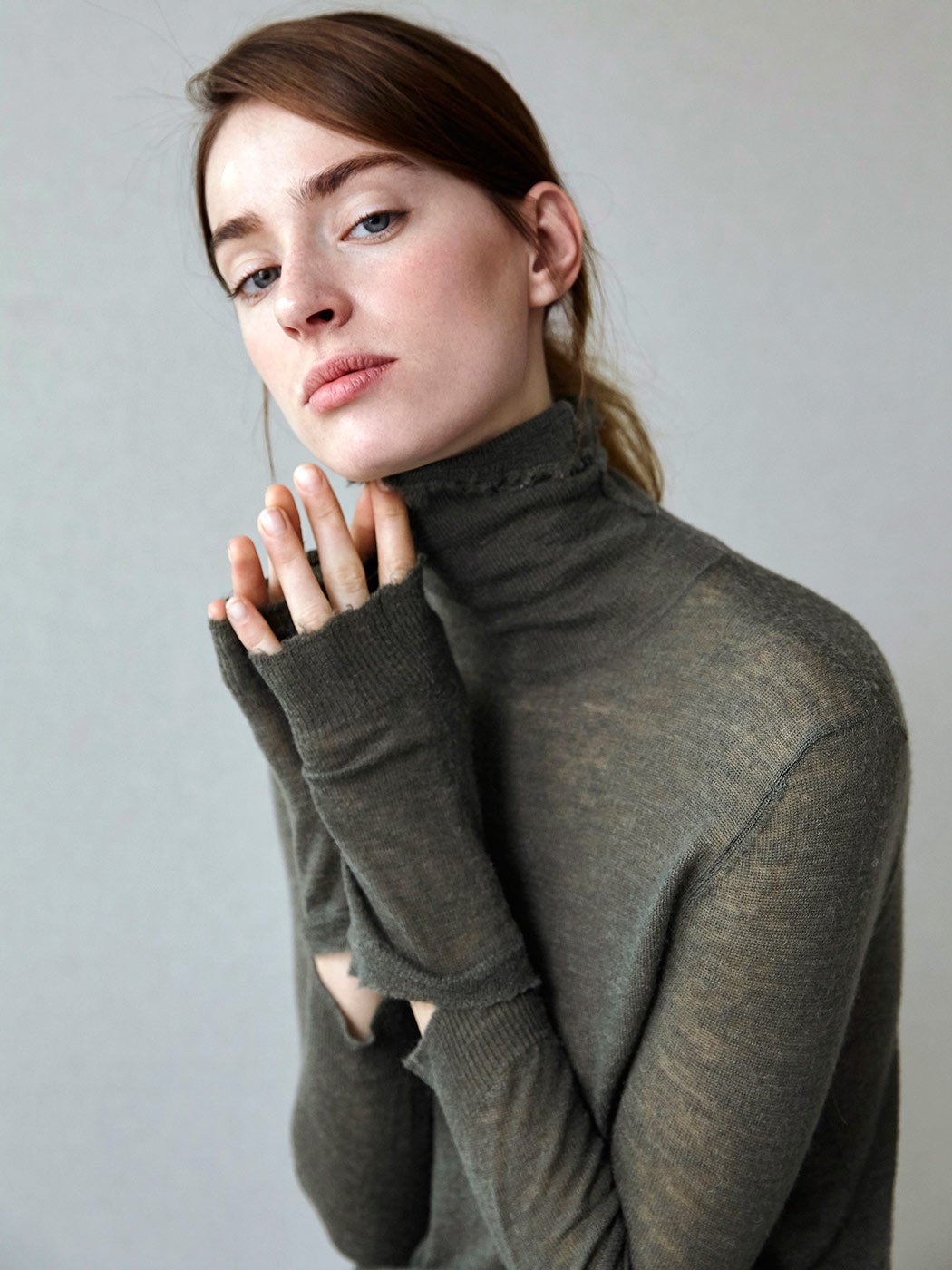 Jersey de cuello vuelto con aberturas horizontales en los puños. (120 euros).