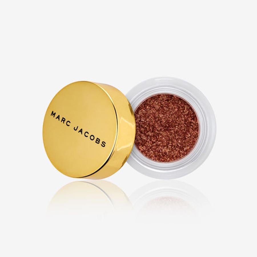 Esta sombra de ojos de Marc Jacobs forma parte de una edición limitada con brillo máximo que actualmente hay disponible en seis tonos súper llamativos. Una sombra con la que podrás copiar los 'looks' que nos propone la firma y que te aportará un acabado 'glitter' súper favorecedora la vez que un color súper intenso. Su precio es de unos 24 euros.