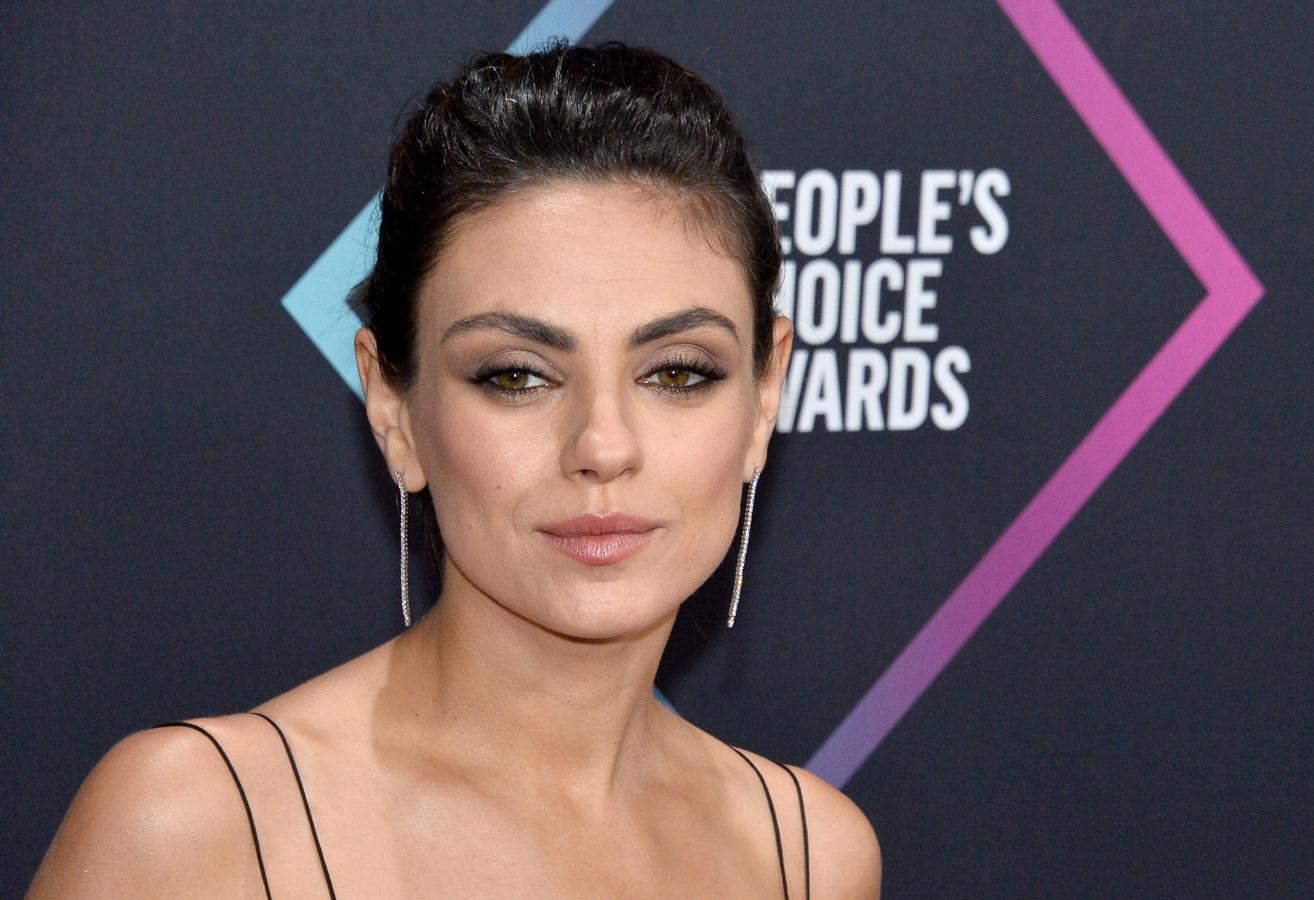 Mila Kunis optó por una sombra de ojos marrón plateada, un delineado por todo el ojo y unas pestañas muy marcadas. Para sus labios se decantó por un color rosado muy natural.