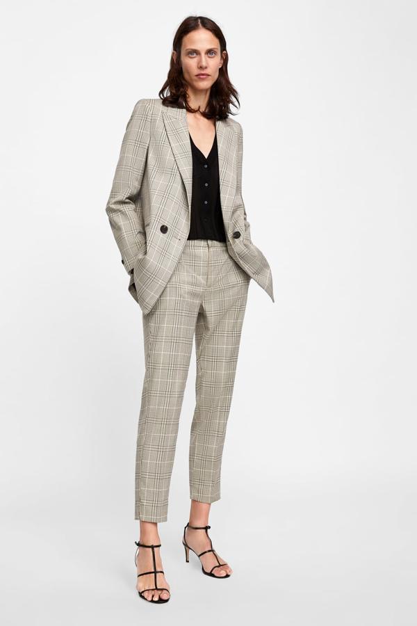 Y este dos piezas, perfecto para la oficina, cuesta 39.95 euros la chaqueta, y 29.95 euros el pantalón en Zara.