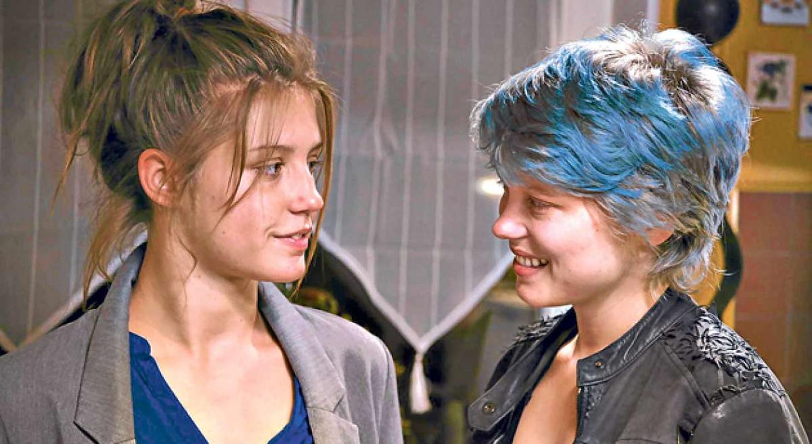 Esta película nos cuenta la vida de Adèle, una joven francesa que descubre el deseo y lo que realmente quiere vivir dando rienda suelta a su libertad sexual con una pintora que llega a su vida. Un filme que reúne varias escenas de sexo que fue muy bien recibido por la crítica a pesar de los distintos rumores que corrían sobre las malas condiciones en las que se rodó.