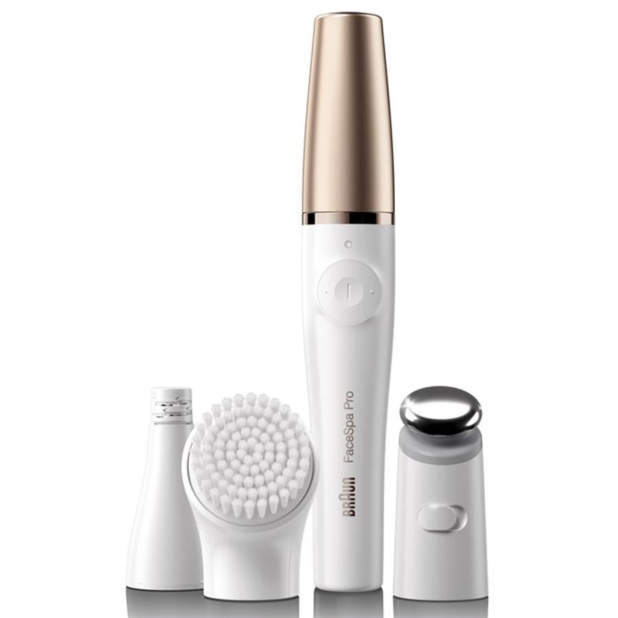 El primer dispositivo 3 en 1 de depilación, tonificación y limpieza facial: elimina suavemente el vello facial desde la raíz con el accesorio depilador; el cepillo de limpieza facial para pieles sensibles elimina las impurezas suavemente; y el cabezal de MicroVibración tonificar la piel aplicando serum o crema imitando el tapping que se debe realizar en el rostro para la correcta aplicación de los productos faciales para una absorción profunda. Precio: 139 euros.