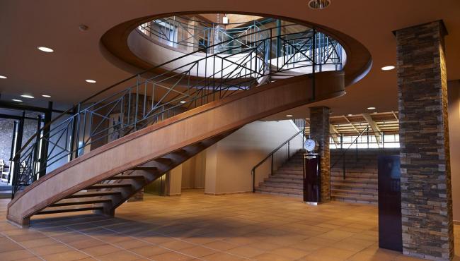 Esta original escalera interior del Club Hípico de Casas Novas es 'carne de Instagram' entre las invitadas de la fiesta de la boda de Marta Ortega y Carlos Torretta.