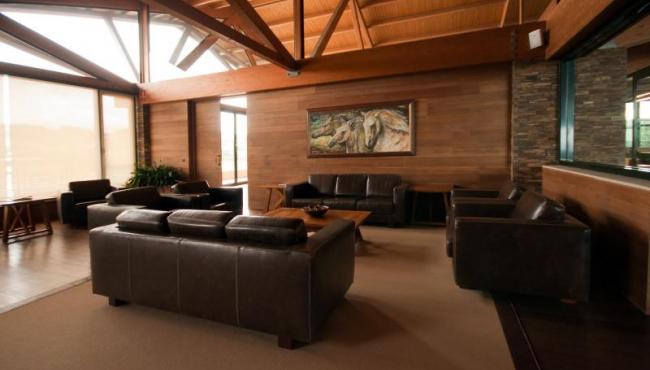 Otro de los salones interiores del club hípico de Casas Novas.