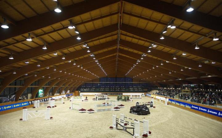 También nos podemos imaginar una cena o parte del cóctel de la fiesta de la boda de Marta Ortega y Carlos Torretta en la pista de competición hípica interior de Casas Novas.