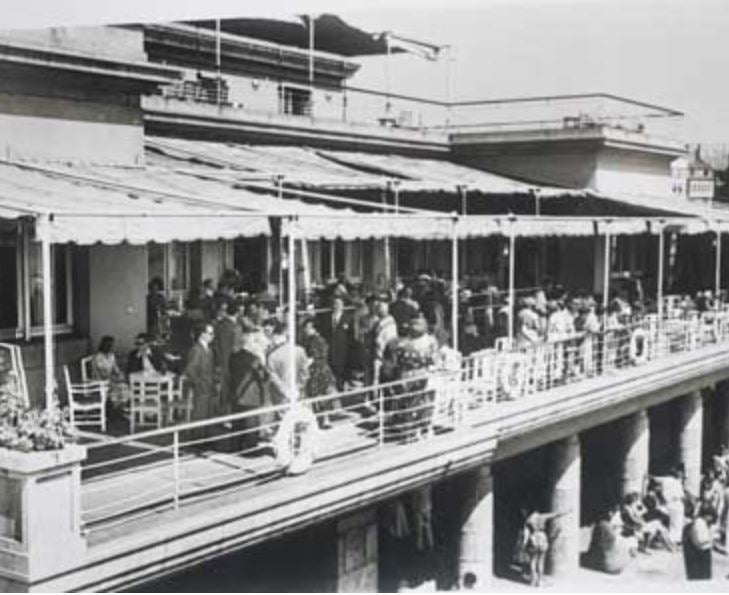 Imagen antigua de la terraza del Real Club Náutico de A Coruña donde, suponemos, Marta Ortega y Carlos Torretta disfrutarán junto a sus invitados de un ágape con unas vistas inigualables.