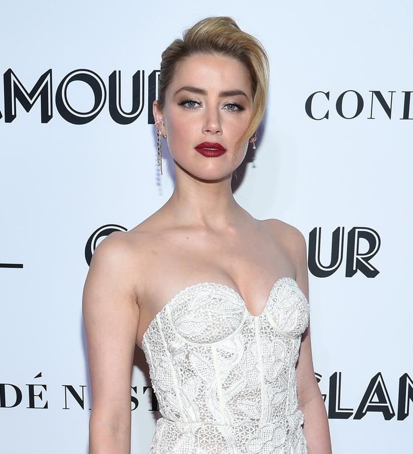 Las bocas en rojo siguen siendo la opción ganadora si lo que buscas es un estilismo sensual y femenino. Un consejo: el grado de oscuridad de la barra debe ser inversamente proporcionar al de las sombras de ojos.; por tanto, los tonos champán o beige, con un toque irisado como luce Amber Head, son los más apropiados