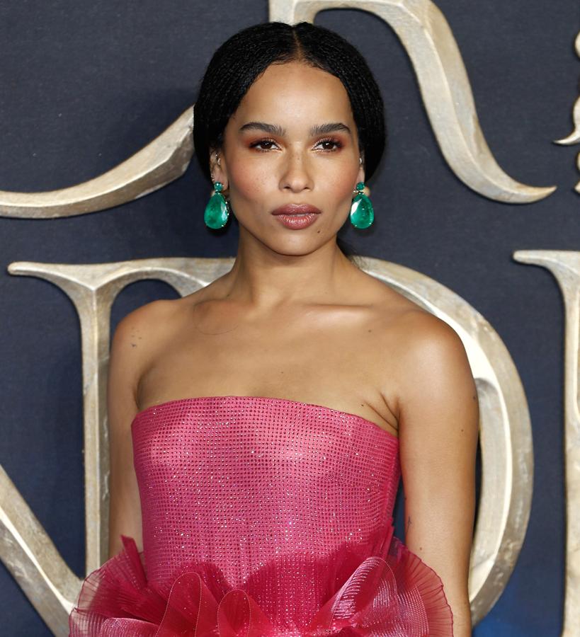 Hace tiempo que los ojos ahumados dejaron de realizarse solo en color negro o gris. Si no, que se lo pregunten a Zoe Kravitz, que se atreve a mezclar sombras en colores naranja, cobre, para aportar profundidad, y dorado, para proporcionar luz a su mirada. El toque moderno lo pone el colorete, que es del mismo tono que la sombra principal