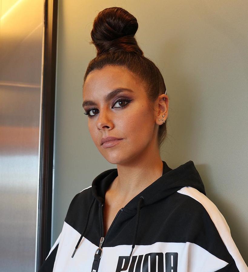 Combinando su top knot con una chatea de chándal consigue un look muy urbano y de lo más moderno. Eso sí, no se puede llevar este recogido con el pelo despeinado o se corre el riesgo de parecer algo ordinaria; por lo que un buen ‘brushing’ previo al moño y una buena dosis de spray fijador son obligados.