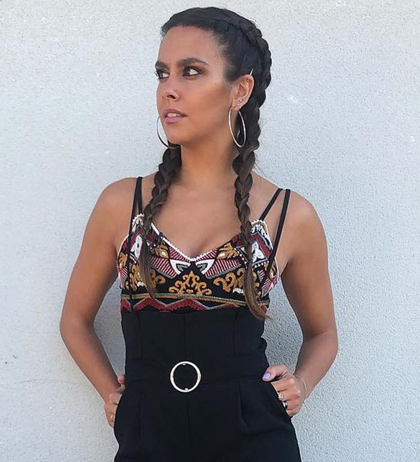 Las trenzas de estilo boxeador son sus preferidas y las luce tanto cuando practica deporte, cuando está trabajando o incluso en sus días libres. La clave es aplicar un producto texturizante antes de trenzar y deshacer ligeramente el recogido con ayuda de los dedos, una vez lo has atado con la goma.