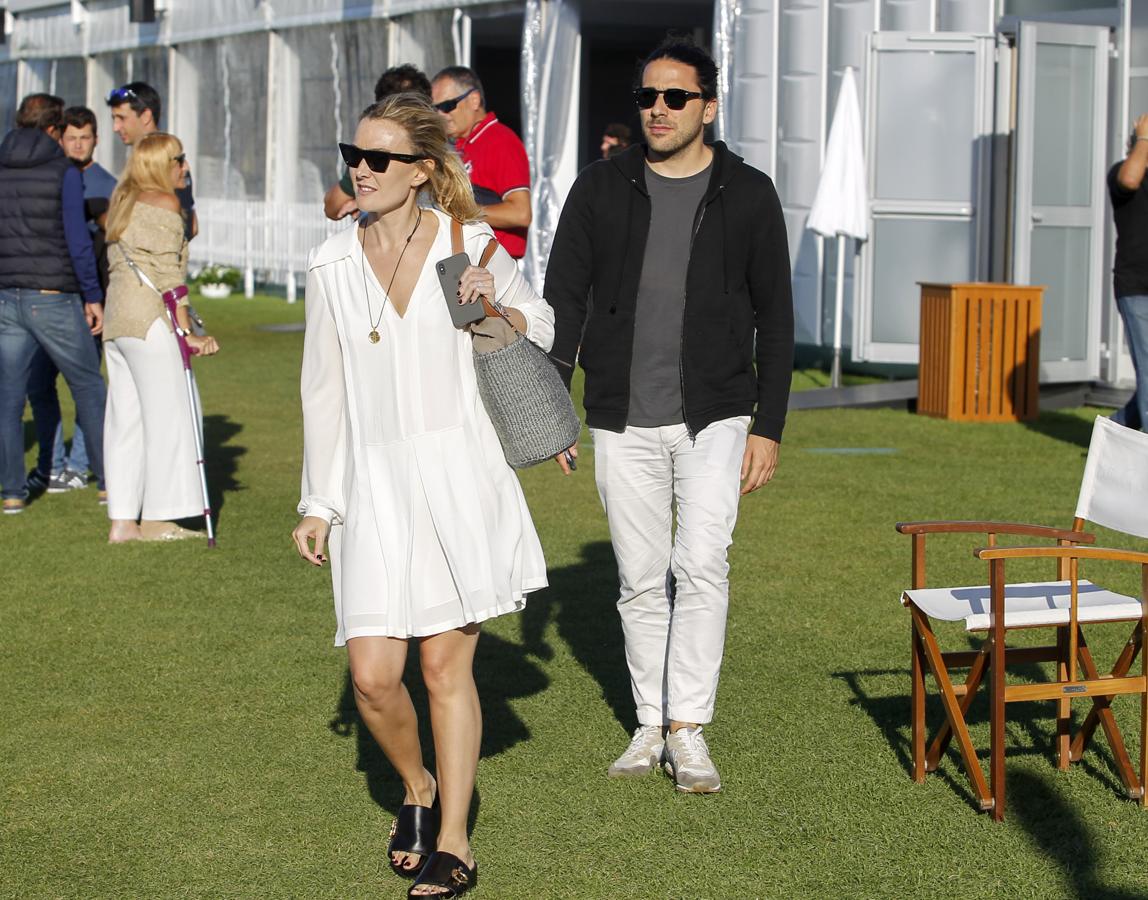 Quedan horas para que Marta Ortega y Carlos Torretta se den el 'sí, quiero', y nos hemos 'colado' en los lugares donde la pareja celebrarán su boda de dos días. El viernes 16 de noviembre, después de una ceremonia íntima en la casa familiar, agasajarán a sus invitados con una fiesta en el Náutico de A Coruña. Después, el sábado 17, habrá otra gran fiesta en el Club Hípico de Casas Novas, propiedad del dueño de Inditex, donde estamos seguras que habrá un gran desfile de 'influencers' e 'insiders' de la moda.