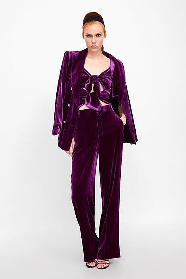 Traje de terciopelo en color púrpura, de Zara.