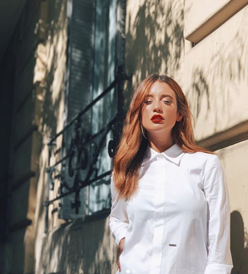 La actriz de "Élite" lleva la raya en medio con una melena capeada que favorece prácticamente a todas las facciones, pero especialmente a las alargadas.