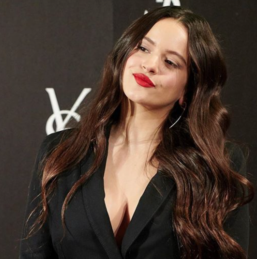 Otra manerade llevar la raya en medio: partiendo en dos una melena que se quiere natural Perfecta para las facciones alargadas que necesitan volumen lateral o para estilizar las muy redondas.