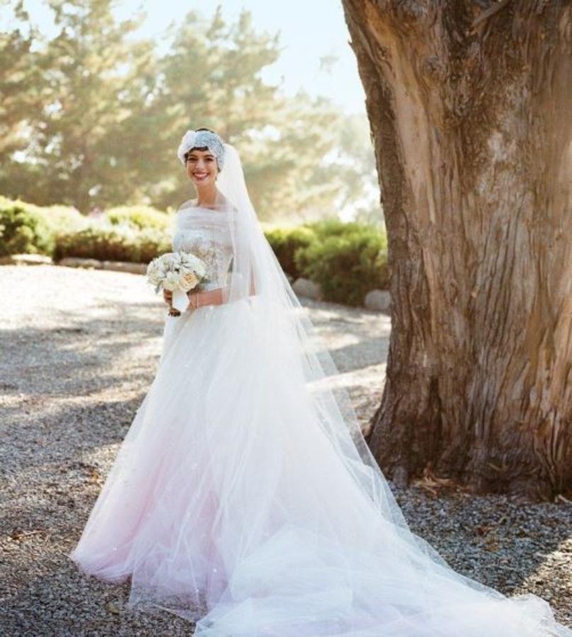 La actriz es siempre fiel a Valentino. Además de elegirlo siempre para sus looks de alfombra roja, el día de su boda no podía ser menos y se casó con Adam Shulman en el año 2014 vestida por el modisto italiano.