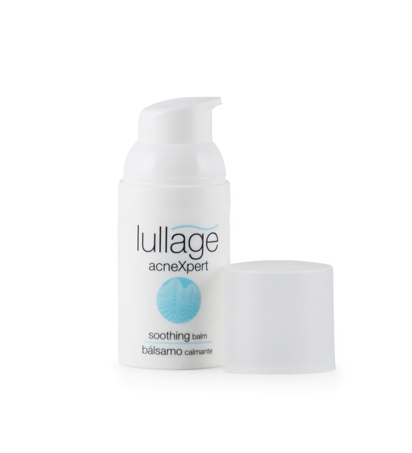 El Bálsamo Calmante Lullage acneXpert calma y repara las pieles grasas y con acné, y combina una alta concentración de bakuchiol con un derivado del pantenol. (29,93 €).