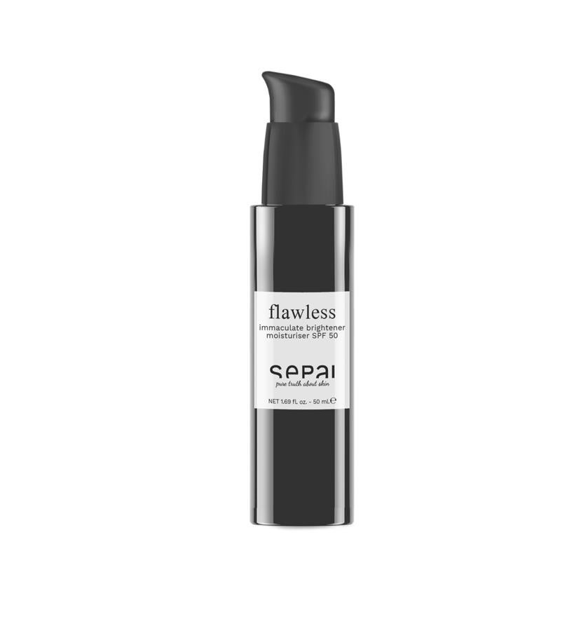 Toda la línea Flawless de Sepai es rica en bakuchiol, el “retinol sin retinol”, con una acción reafirmante y rejuvenecedora. Su hidratante de día, Flawless Immaculate Brightener Moisturiser, con SPF 50, tiene acción iluminadora, blanqueadora y unificadora del tono (290 €).