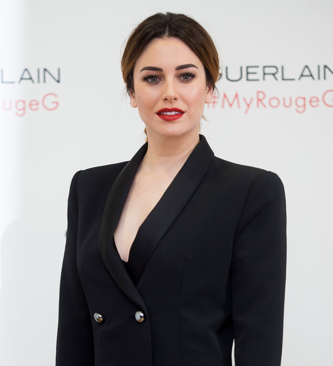 La boca maquilada de rojo clásico siempre es una apuesta segura, tanto para los looks de día como los de noche. Lo mejor: queda igual de bien con el pelo suelto, como con él recogido, como la lleva en esta ocasión la actriz. Además, no requiere más que máscara de pestañas un delineado muy fino y discreto en negro y algo de colorete.