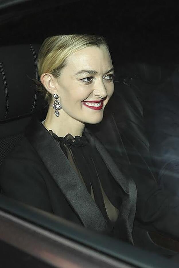 La novia se ha cambiado para ponerse un esmoquin negro con una blusa totalmente transparente.