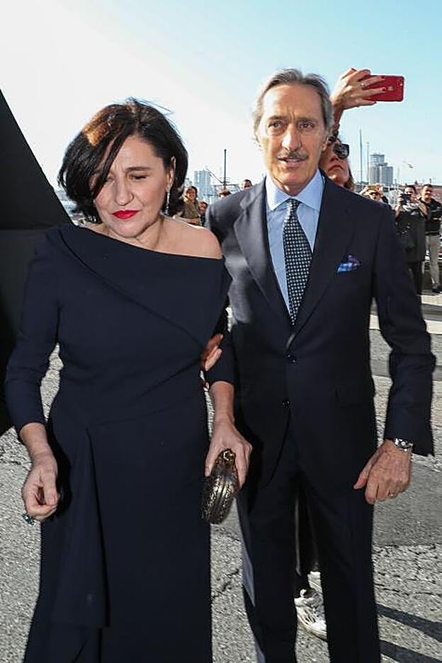 Galería. Los padres del novio llegando a casa de los Ortega para la ceremonia civil. Pincha en la foto para ver vestidos de invitada ideales para esta boda.